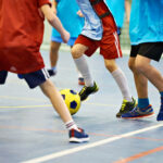 Crianças jogando Futsal