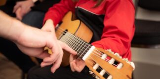 Semec está com inscrições abertas para aulas gratuitas de violão em Bandeirantes