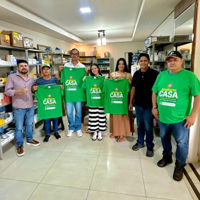 foto entrega de uniforme Remédio em Casa