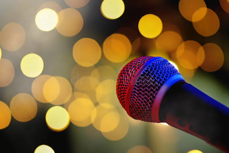 microfone-na-fase-com-luzes-do-bokeh-134704876